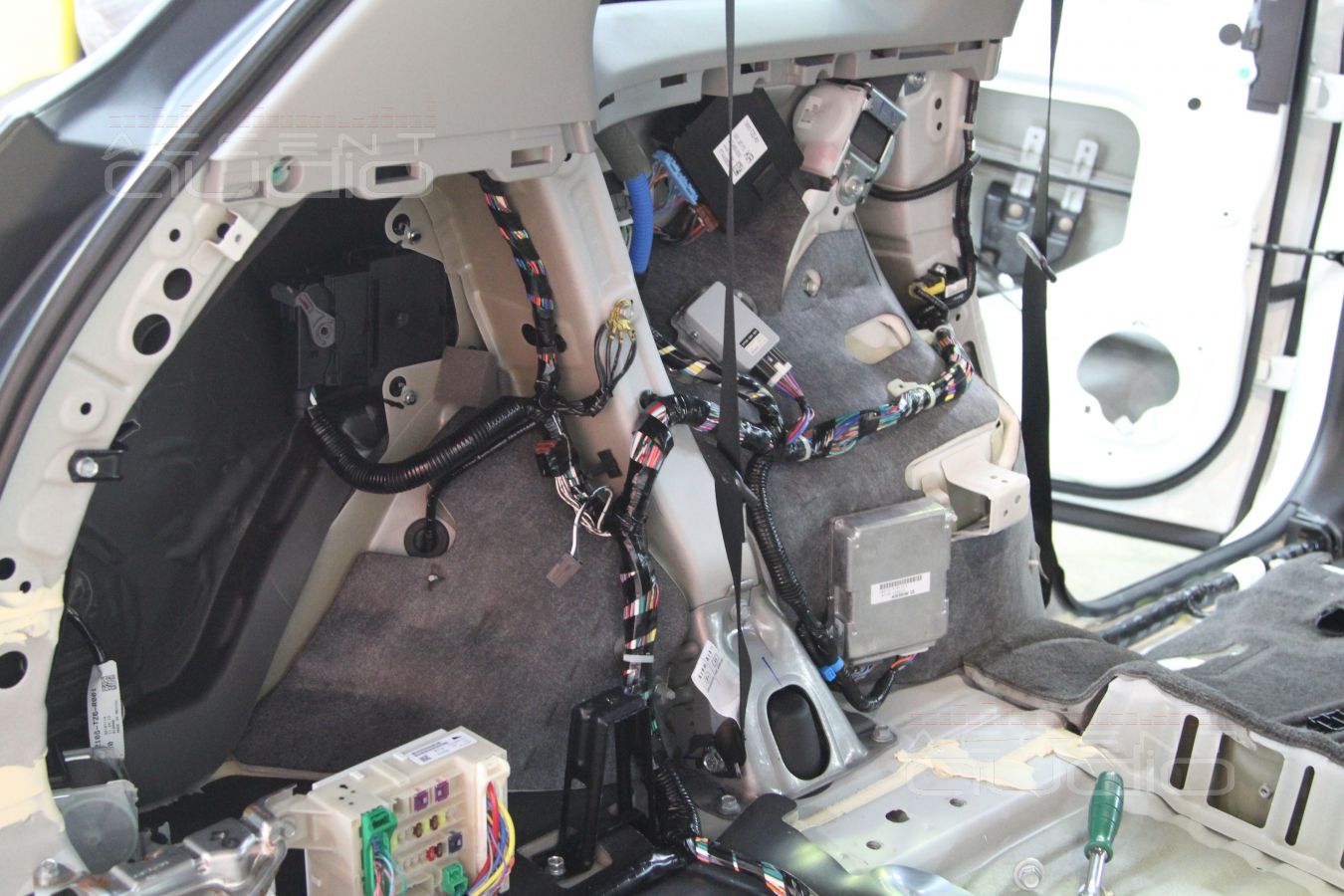 Сабвуфер Focal, встроенный в крыло Acura MDX