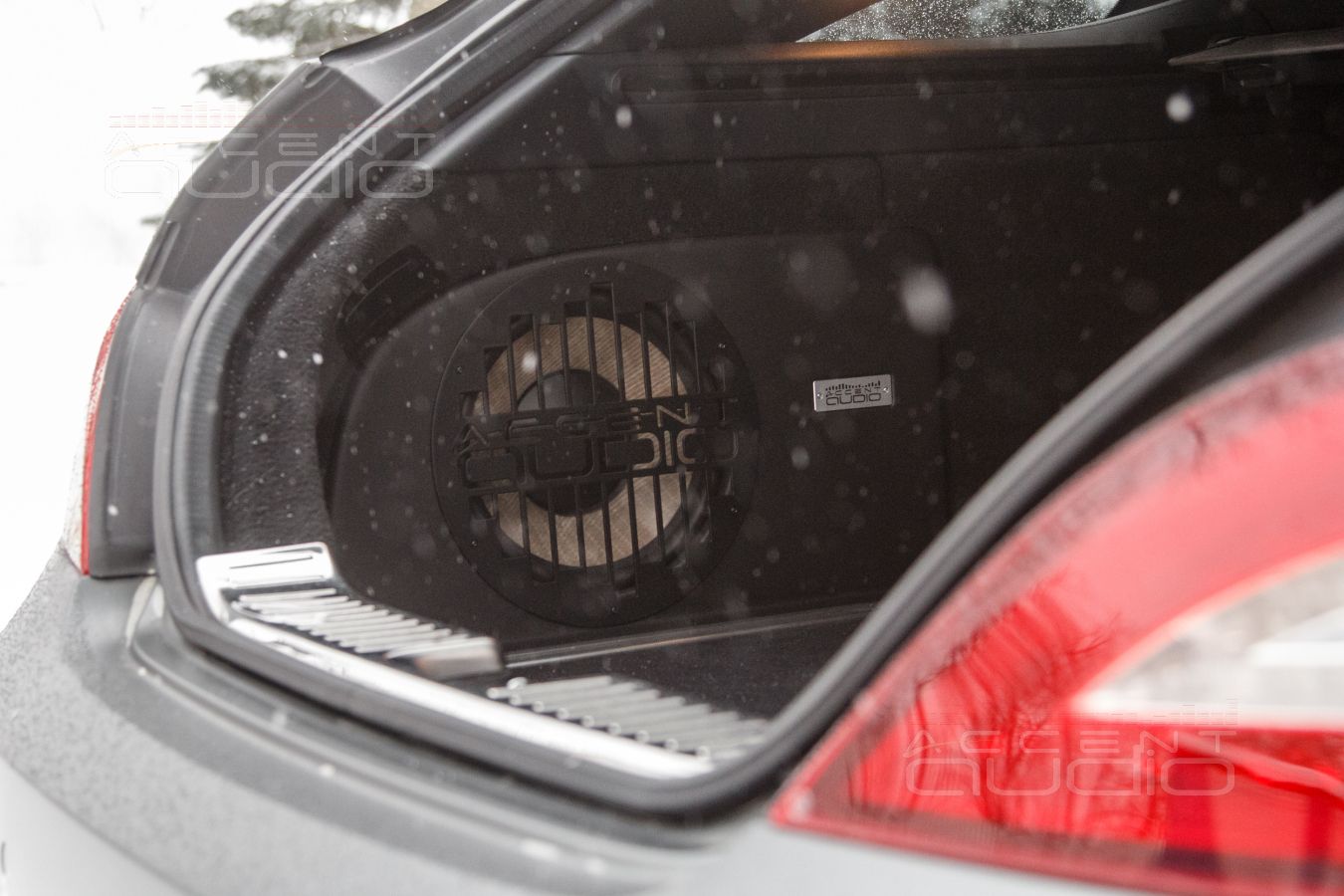 Звук Стиль Бас Focal – фирменный сабвуфер-стелс специально для Mercedes CLS