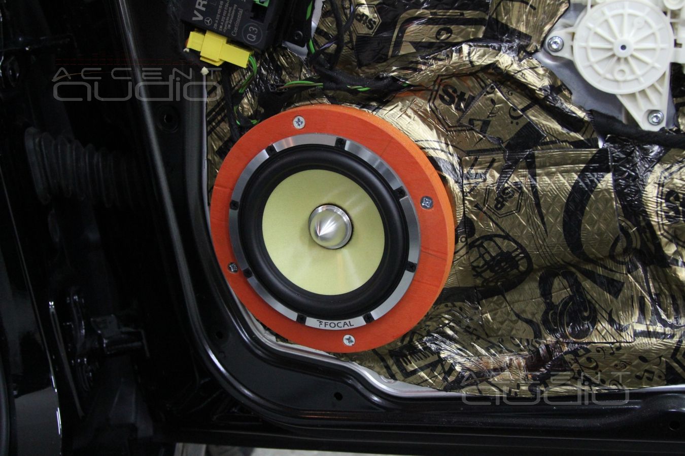 Замена акустики и виброизоляция дверей в Mercedes GLK 2014