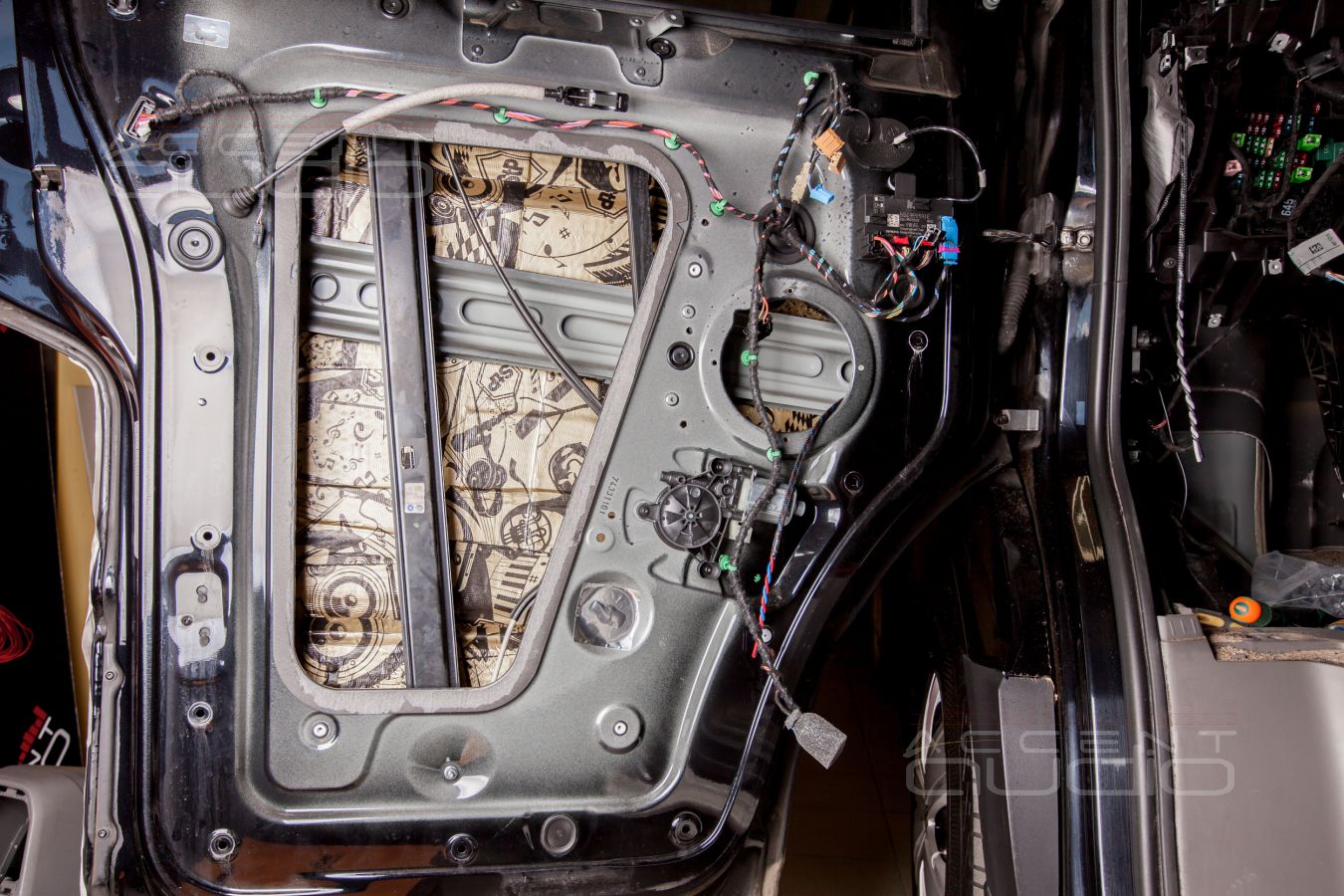 Особенности аудиоподготовки дверей Volkswagen Crafter и установка новых мидбасов SOAudio