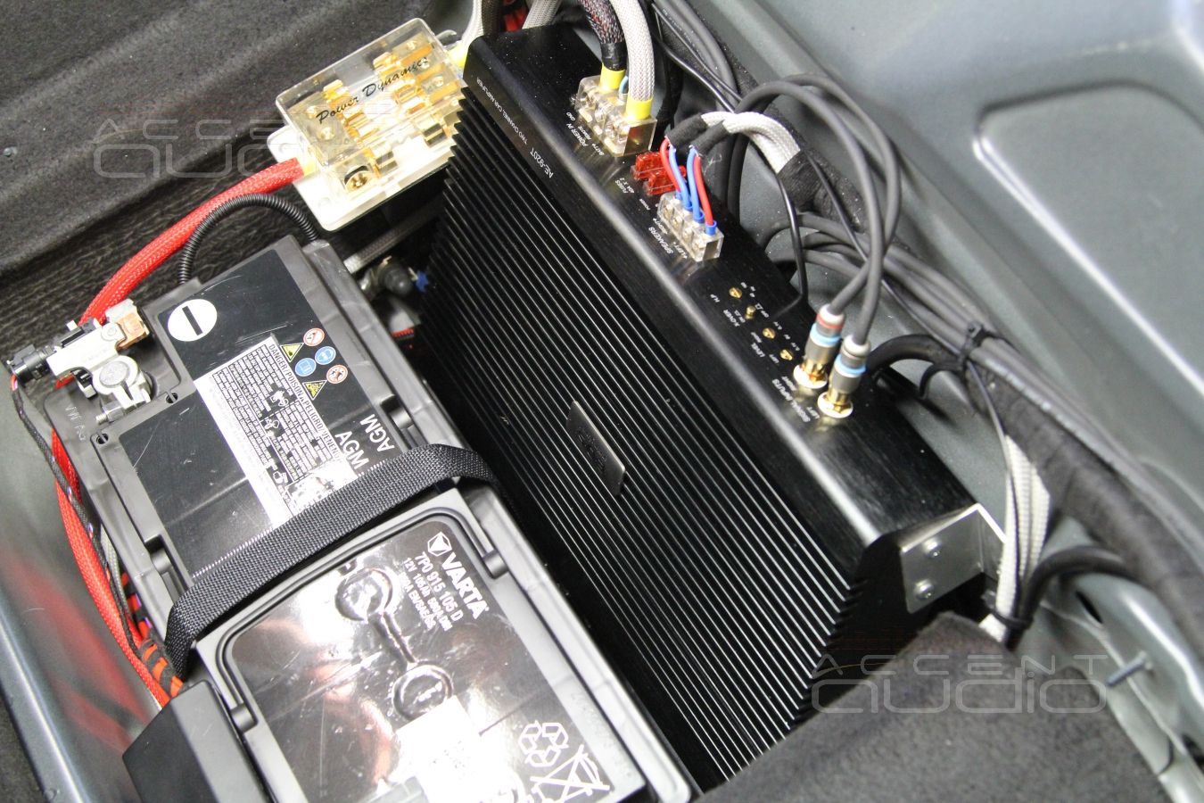 Установка усилителей в Porshe Macan