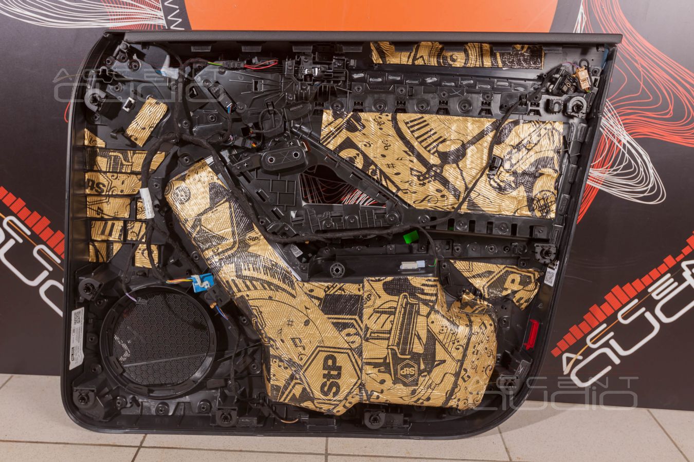 Установка новой акустики в Audi Q3: аудиоподготовка дверей и Focal Flax