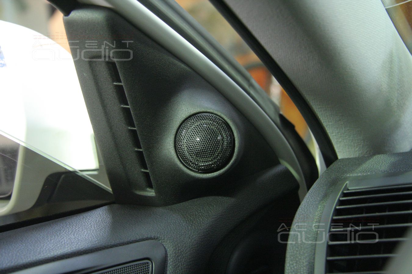 Установка твитеров (пищалок), изготовление подиумов