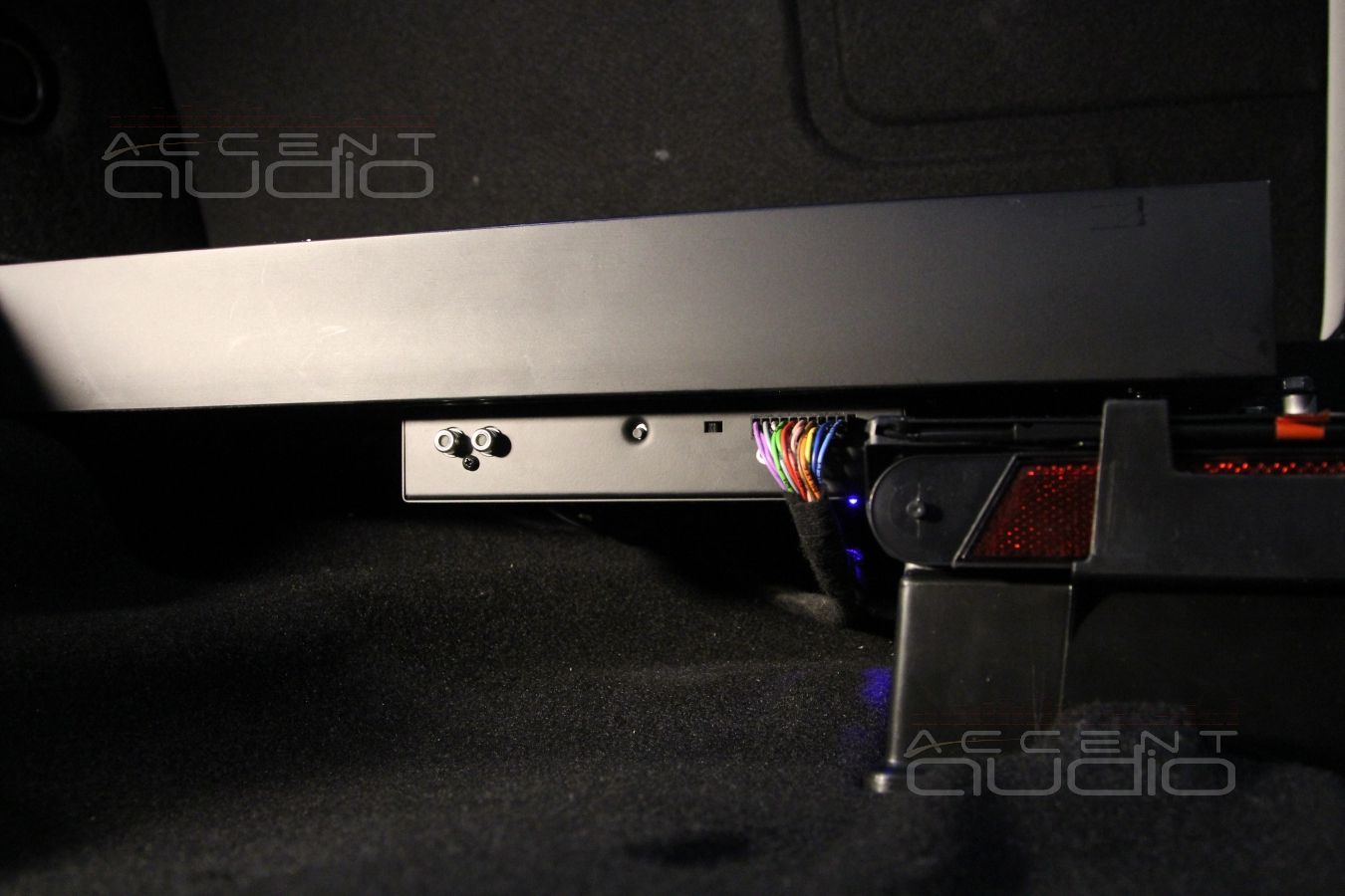 Установка усилителя и аудиопроцессора в Mercedes CLA