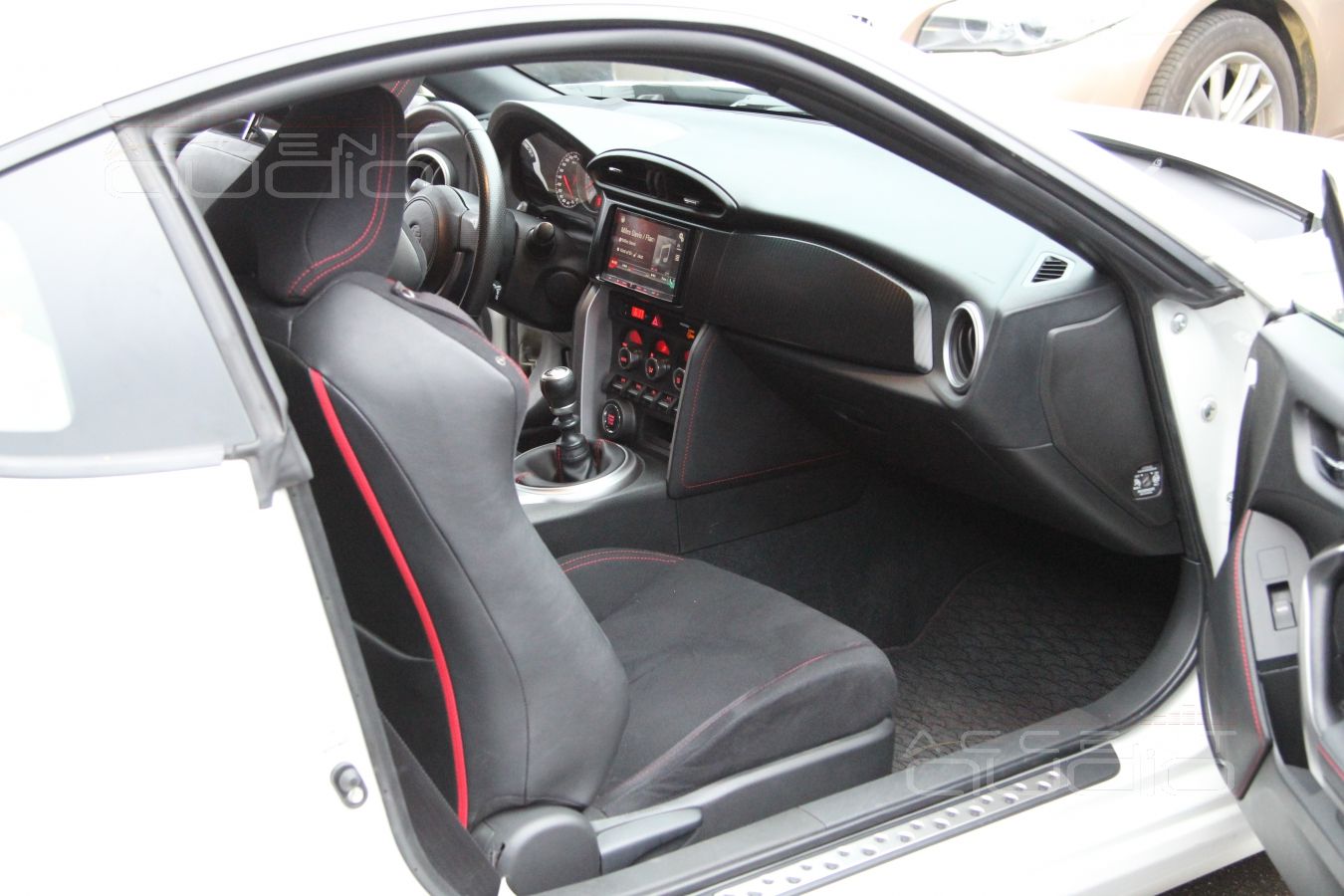 Установка магнитолы Pioneer AVIC-F77DAB в Toyota GT86