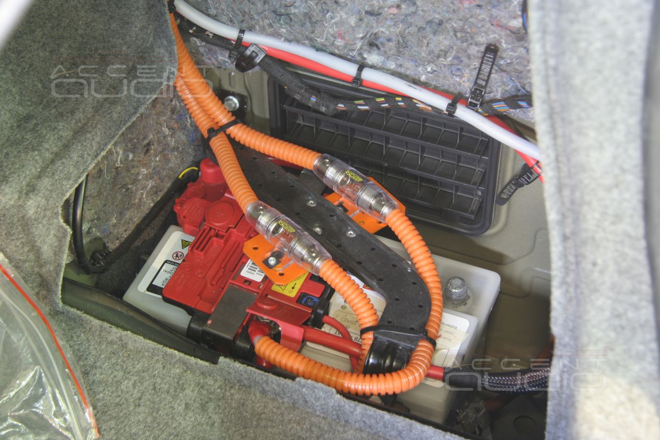 Шестиканальный усилитель Audison LRx 6.9 в BMW 330i E90