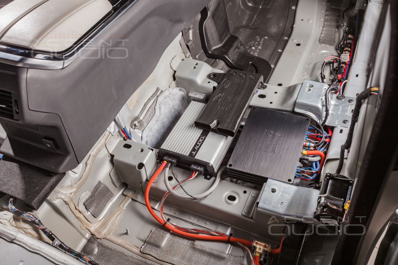 Установка процессорного усилителя Helix PSix и сабвуферного JLAudio в серебристый Velar