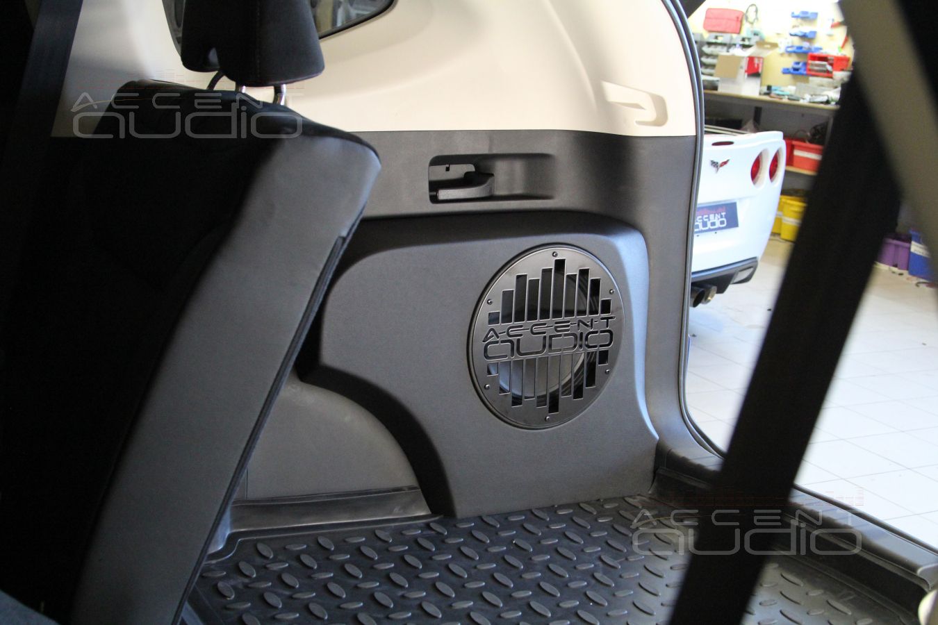 Встроенный сабвуфер-стелс в Honda CRV