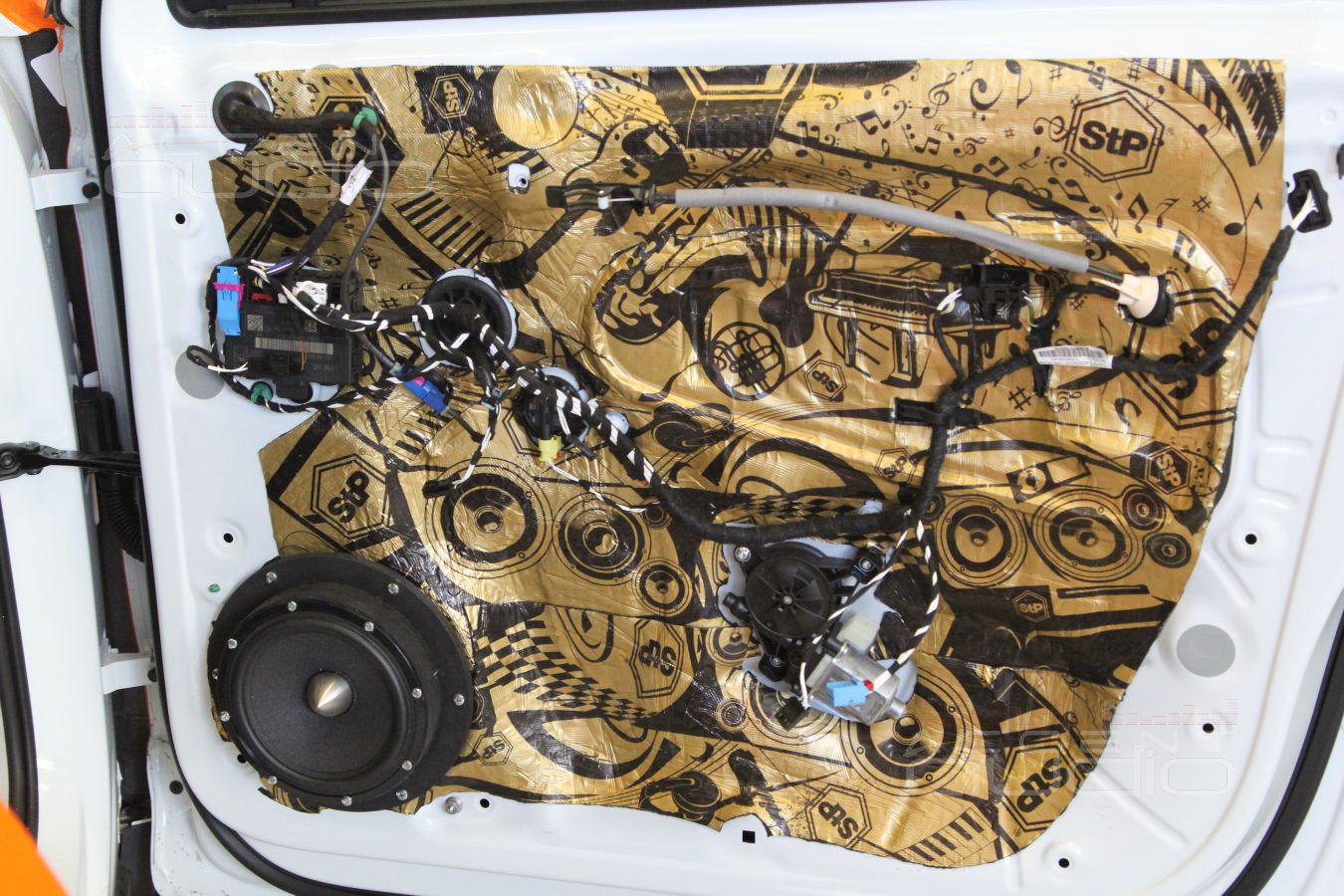 Аудиоподготовка дверей и установка мидбасовых излучателей Brax Matrix 6.1PP