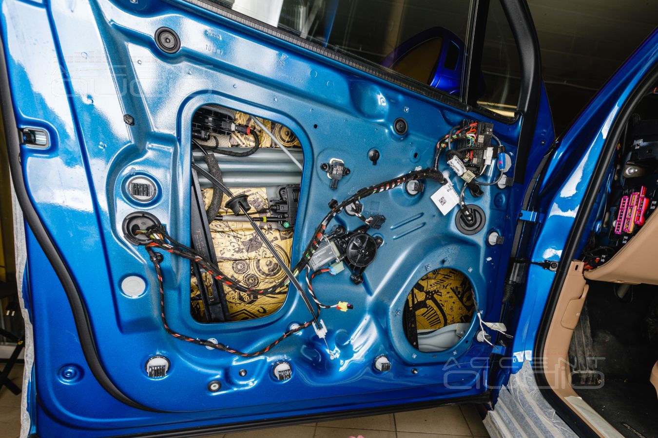 Аудиоподготовка дверей Porsche Macan и установка мидбасов ScanSpeak