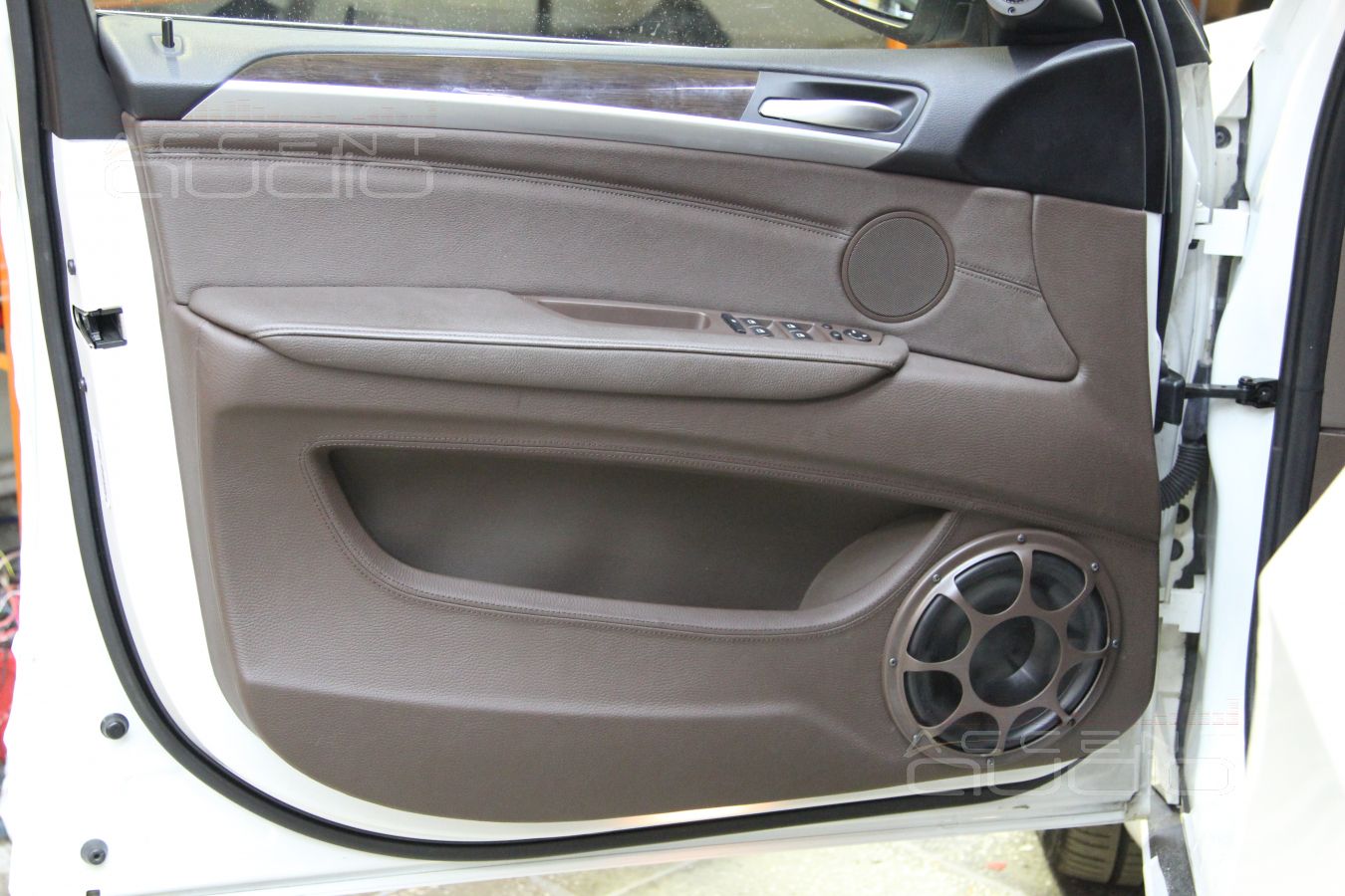 Установка мидбасов Morel в двери BMW X5