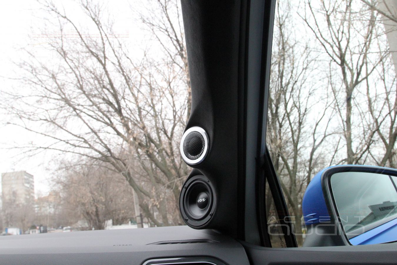 Установка СЧ и ВЧ динамиков – подиумы в стойках лобового стекла Volkswagen Tiguan 2