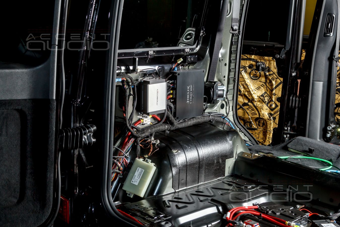 Update: новинка для Gelandewagen без Burmester – скрытый монтаж усилителей