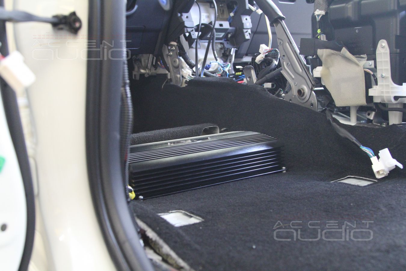 Усилители E.O.S AE-475 LE и E.O.S AE-4100 под сидениями Toyota Prado 150