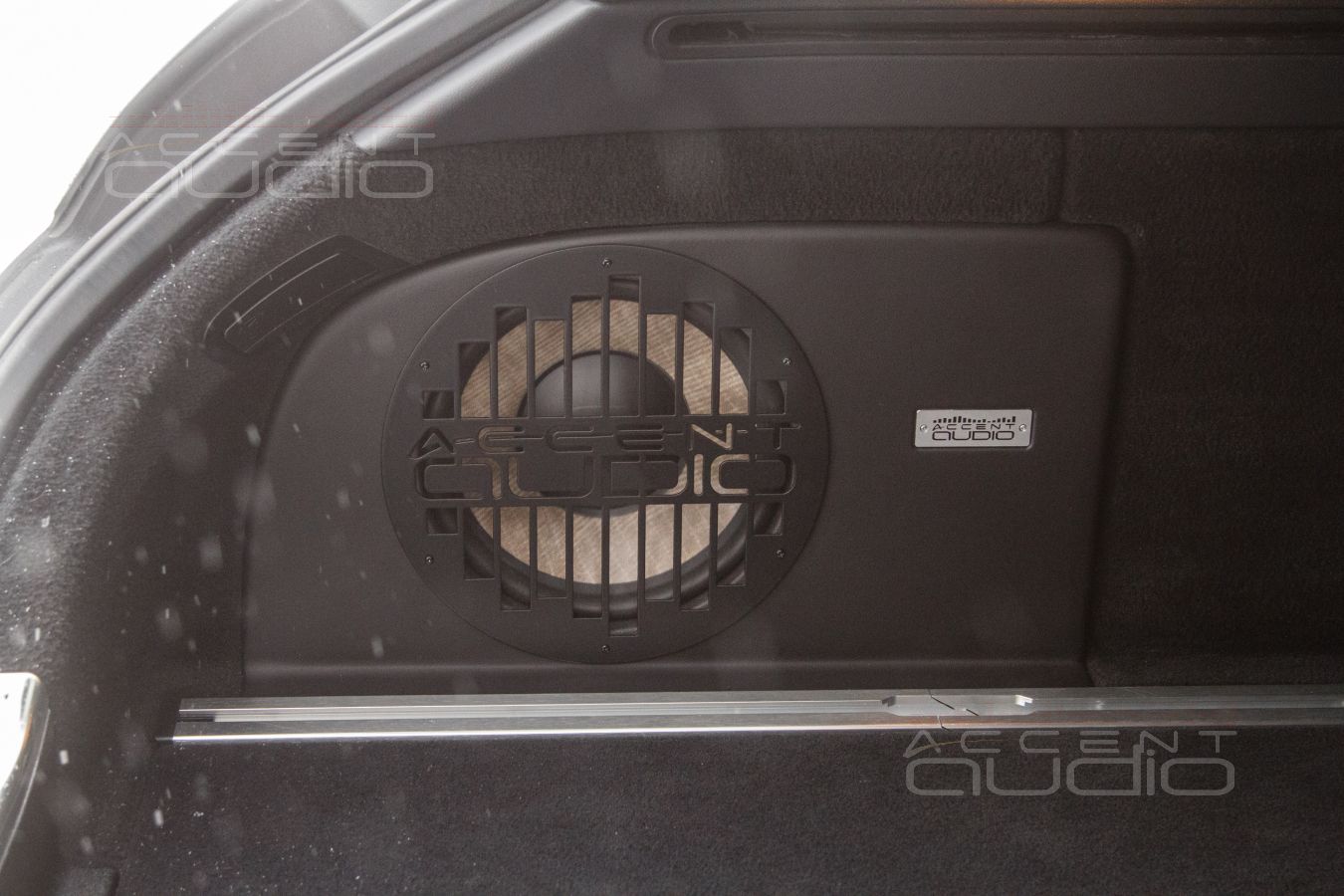 Звук Стиль Бас Focal – фирменный сабвуфер-стелс специально для Mercedes CLS