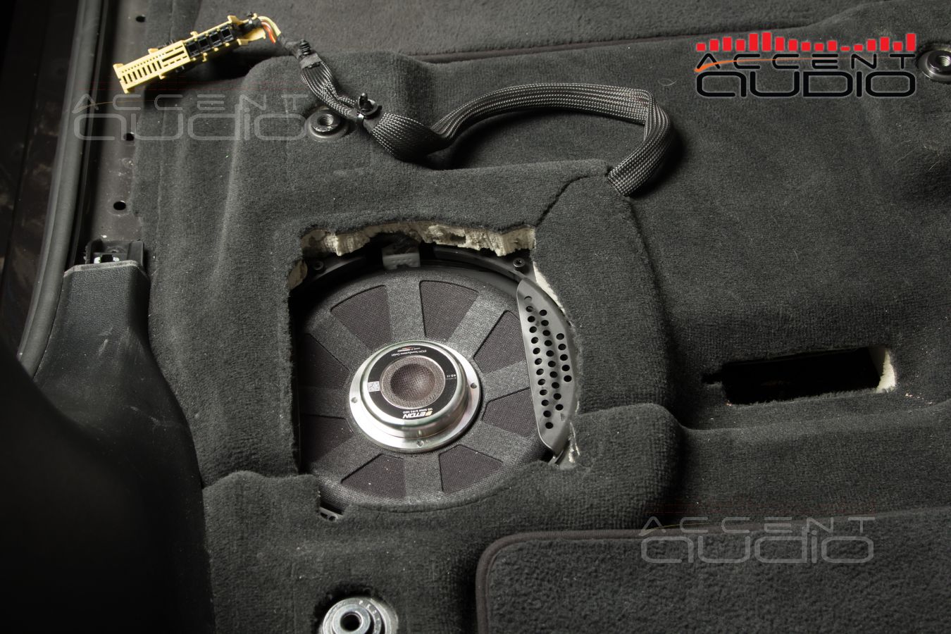 Подсидельные вуферы Eton B195NEO штатно в полу BMW X7