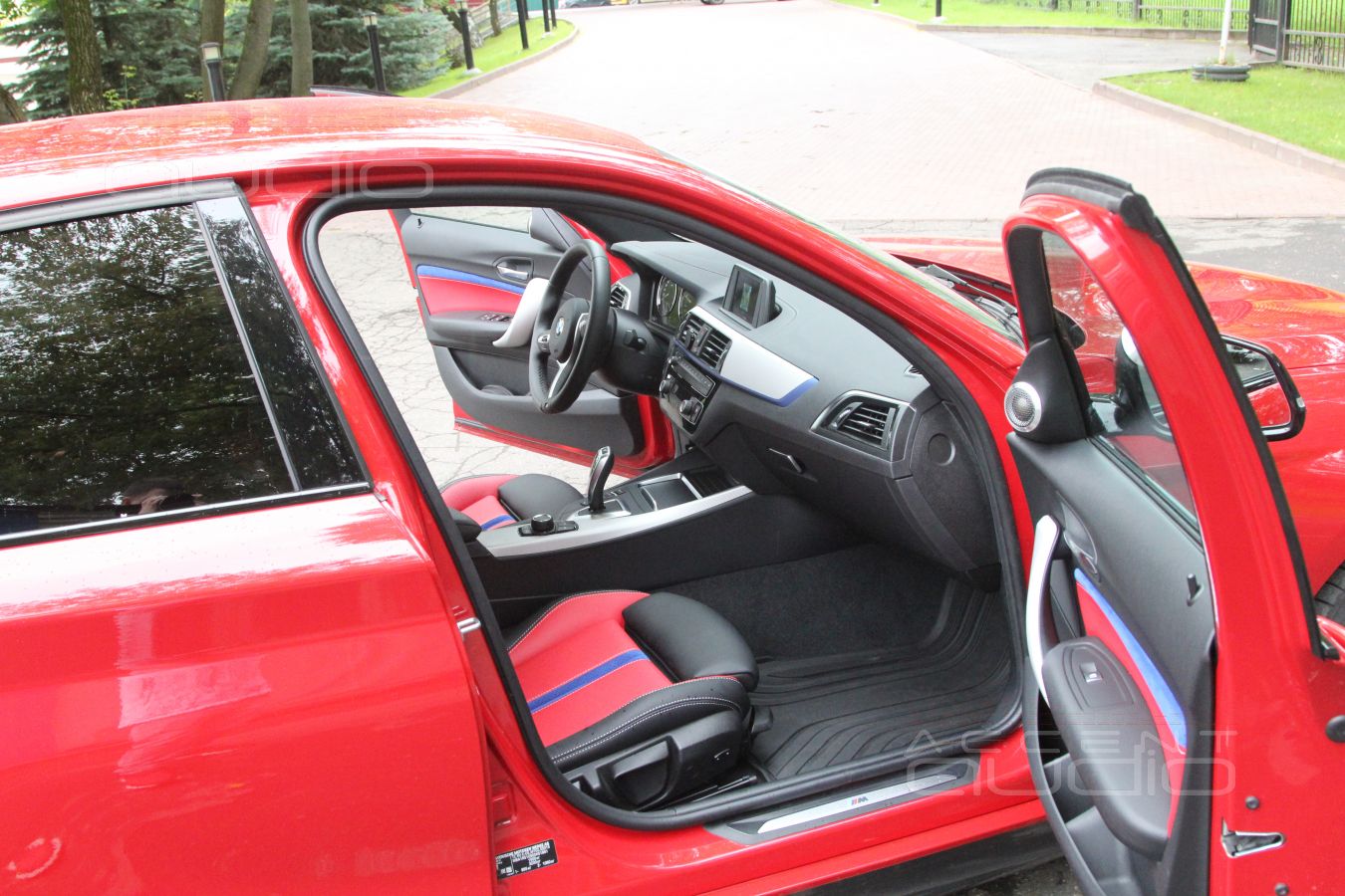 Для живого, точного и роскошного звука – подиумы под твитеры E.O.S ET-280 в BMW 118i