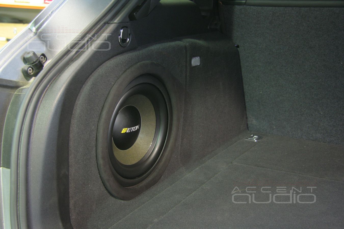 Сабвуфер-стелс из дерева в Audi A4