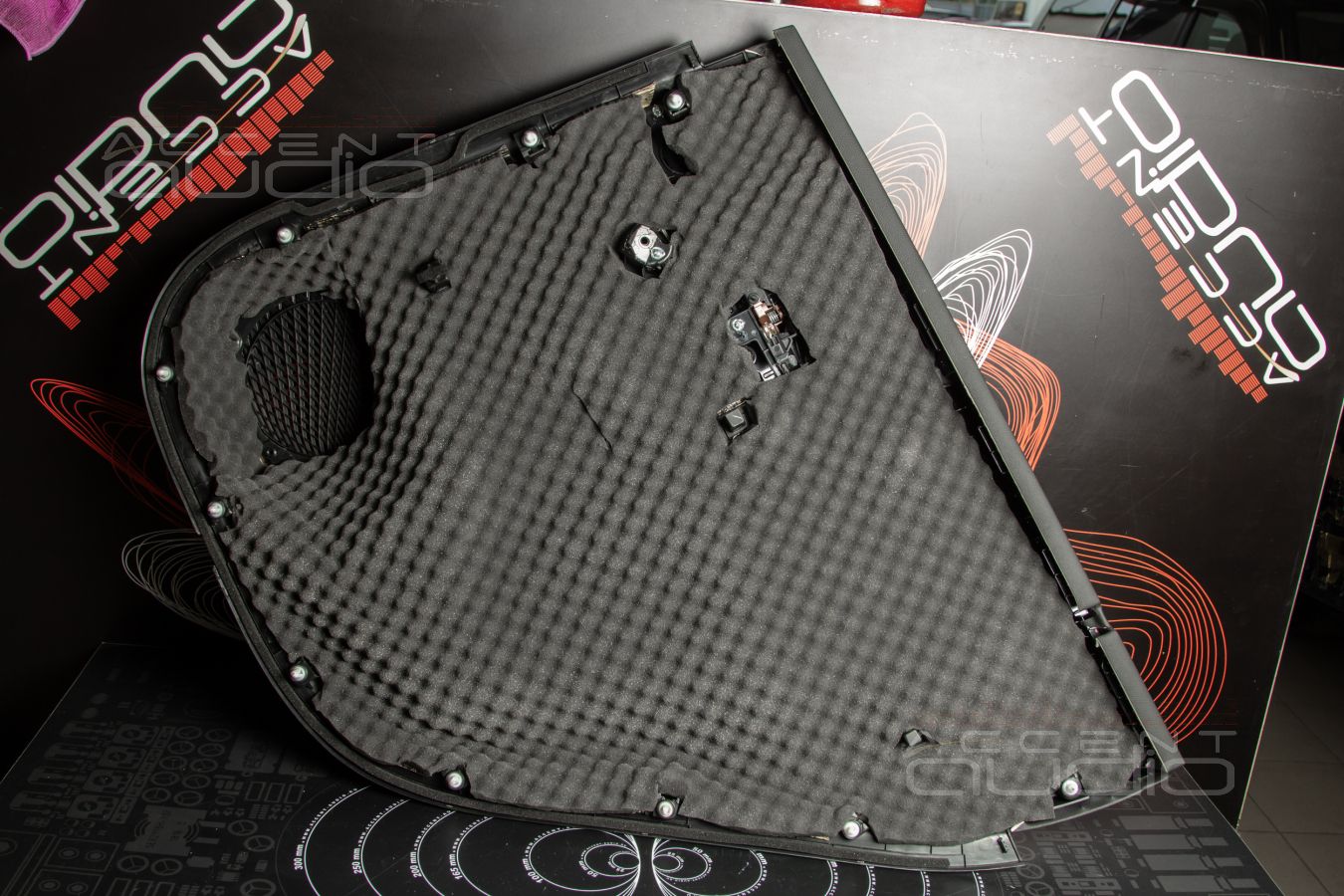 Шумоизоляция Geely Monjaro: аудиоподготовка дверей