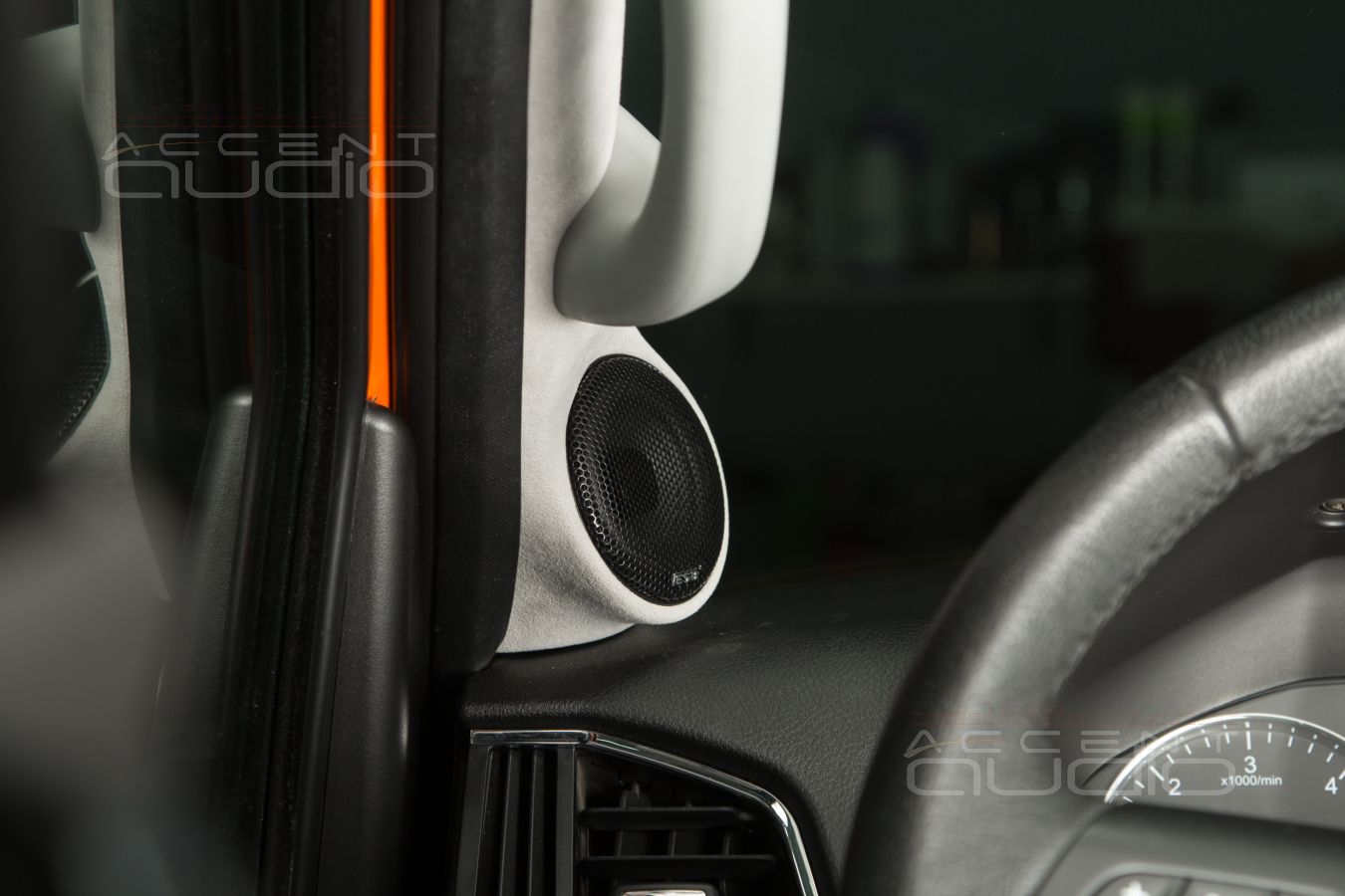 Широкополосные излучатели в стойках-подиумах УАЗ Патриот