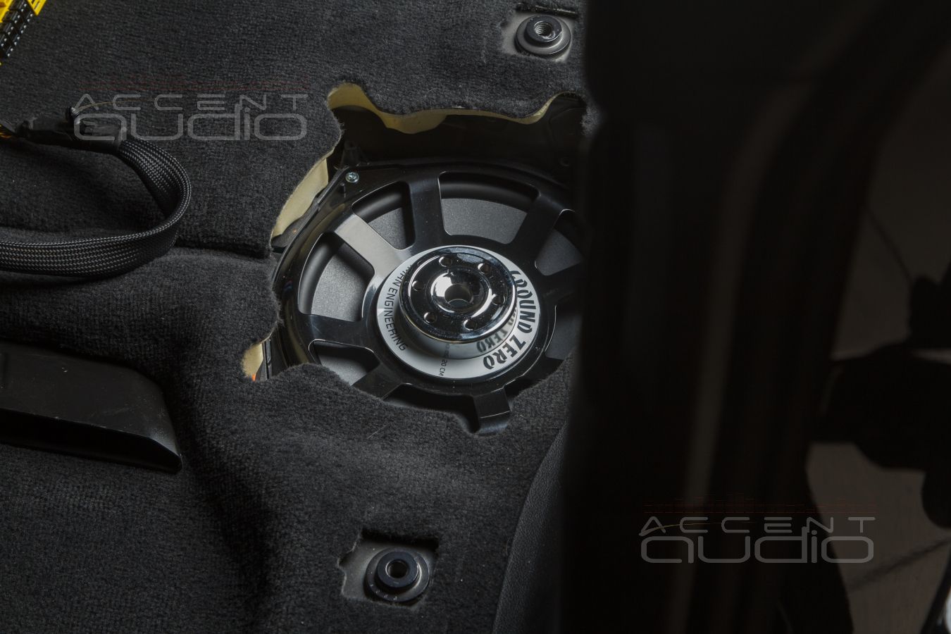 Штатный монтаж внутрипольных вуферов GroundZero