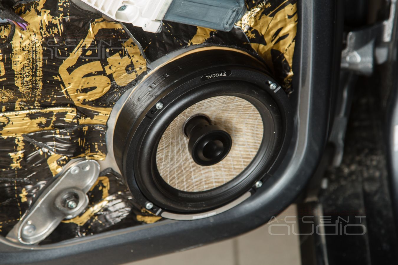 Комплект из двух подиумов для установки тыловых коаксиальных 165 мм мидбасовых излучателей в MB CLS (X218) 2014-2017.