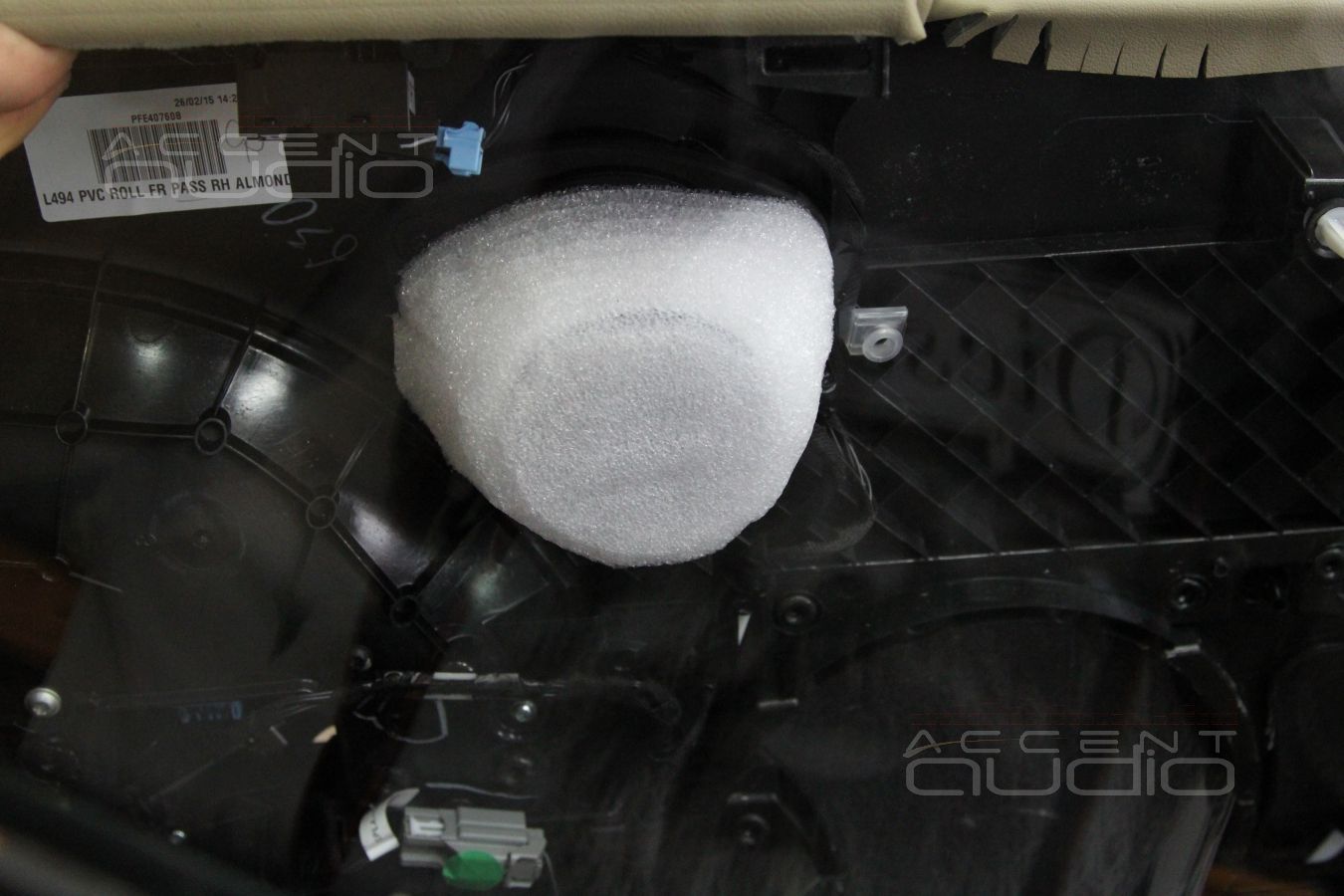 Установка трехполосной акустики Focal в Range Rover Sport