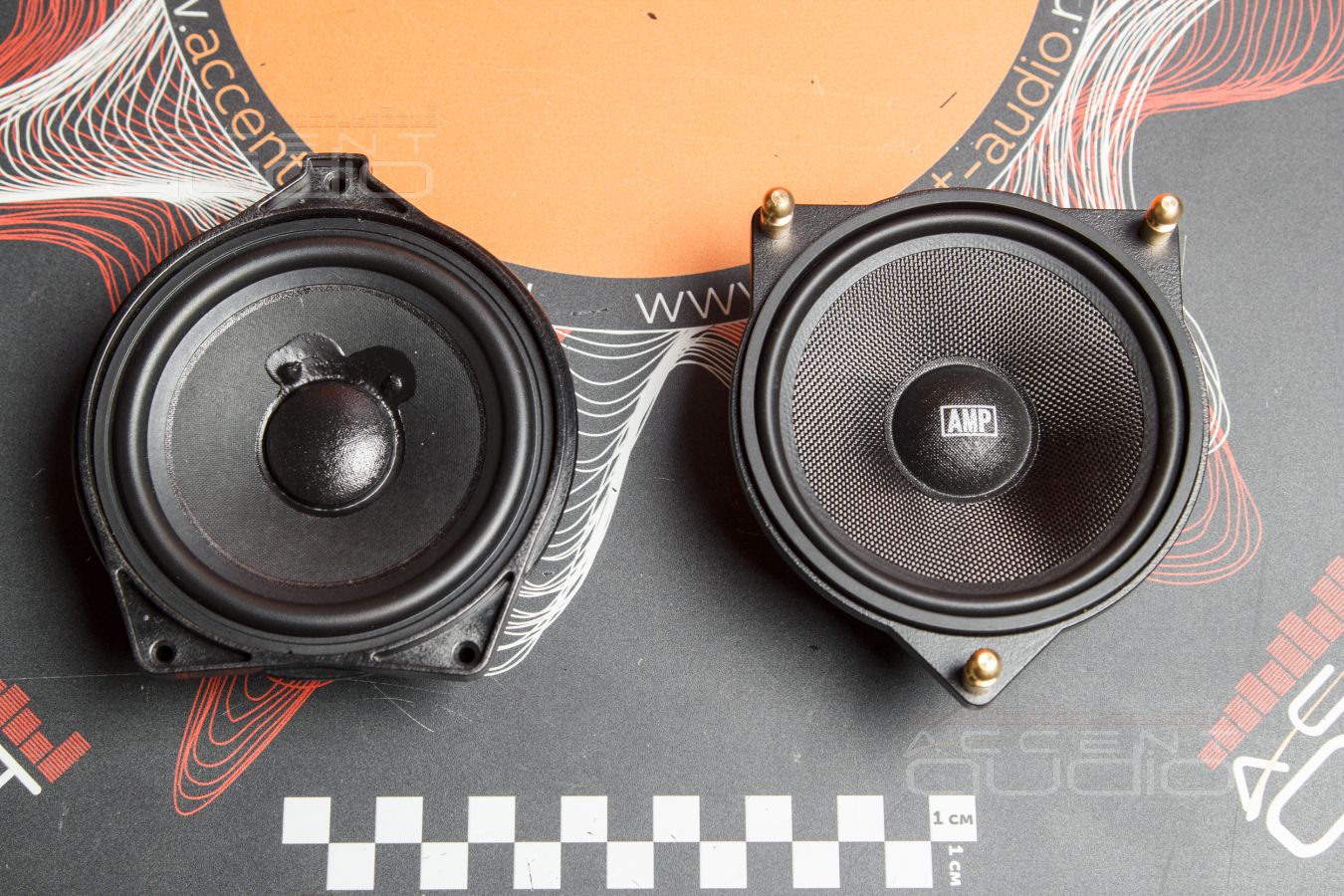 Штатная, скрытая установка среднечастотных динамиков Blam и AMP в Mercedes GLE