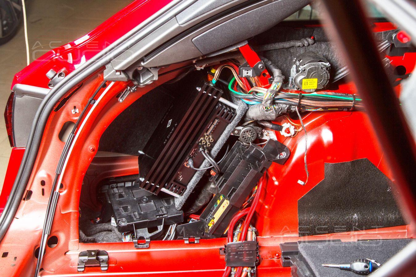 Скрытый монтаж усилителей Helix в Audi A4 Avant 2021