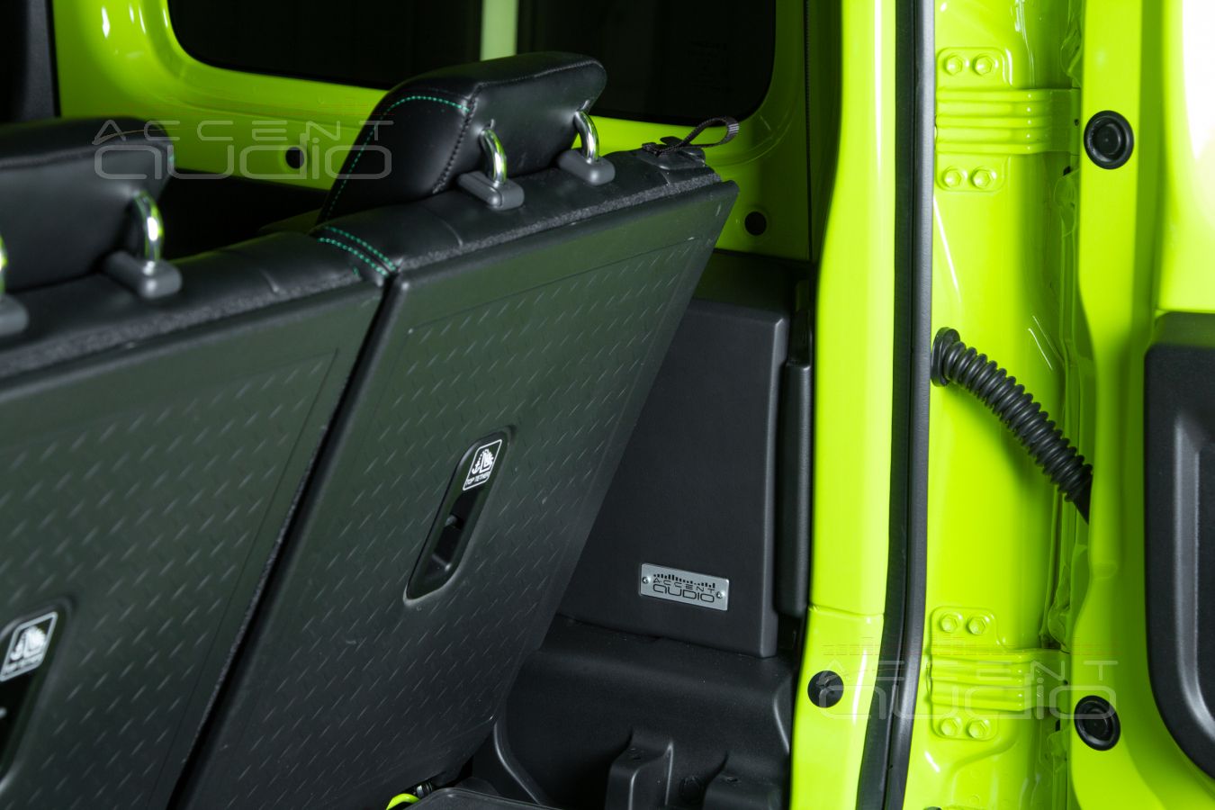 Сабвуфер Audison в маленьком Suzuki Jimny