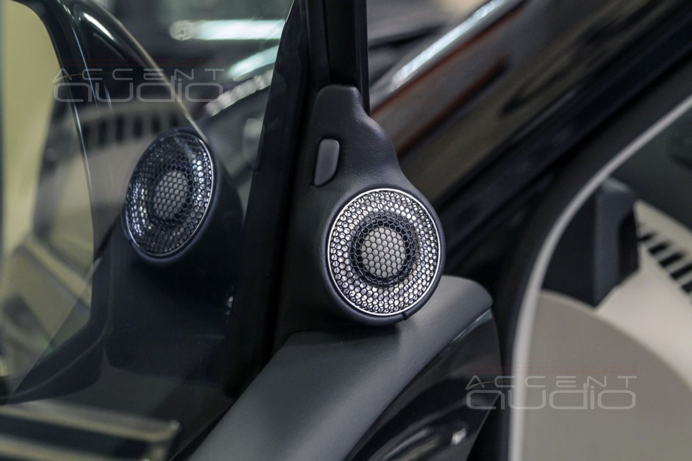 Установка акустики: подиумы под твитеры BRAX GL1 для Infiniti QX80