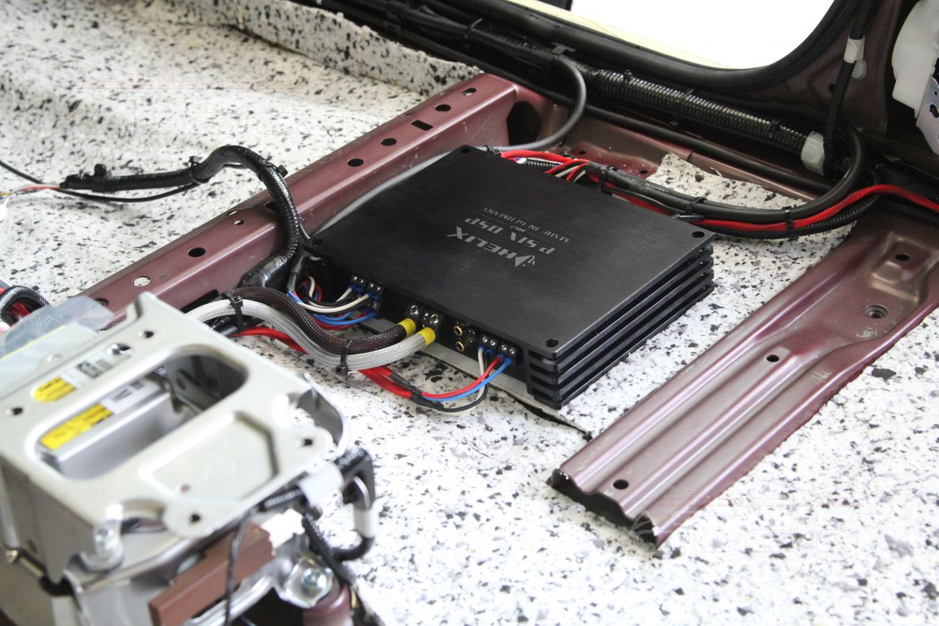 Скрытая установка усилителя Helix Psix и шумоизоляция Toyota Rav4