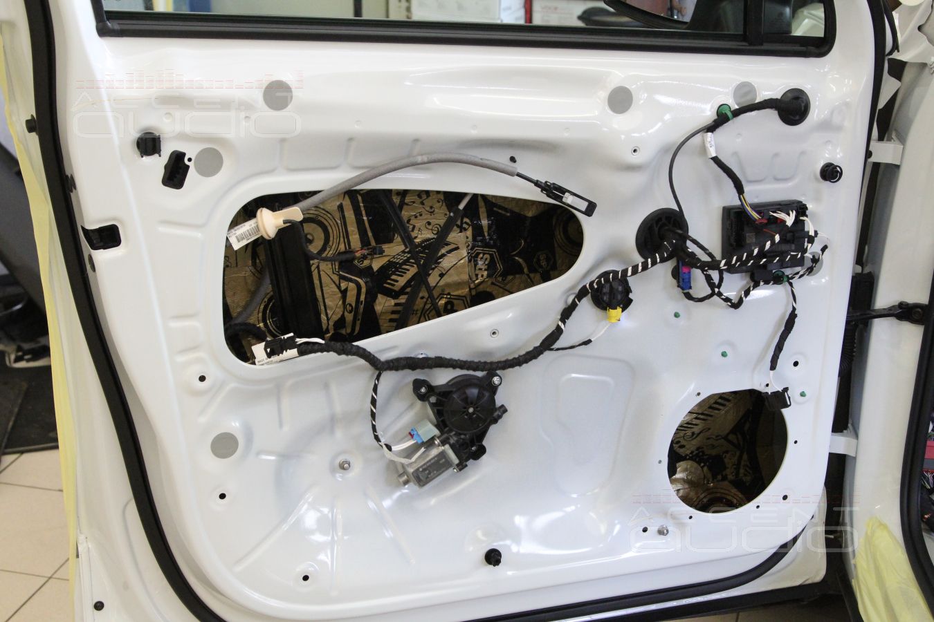 Установка мидбасов в новый Тигуан