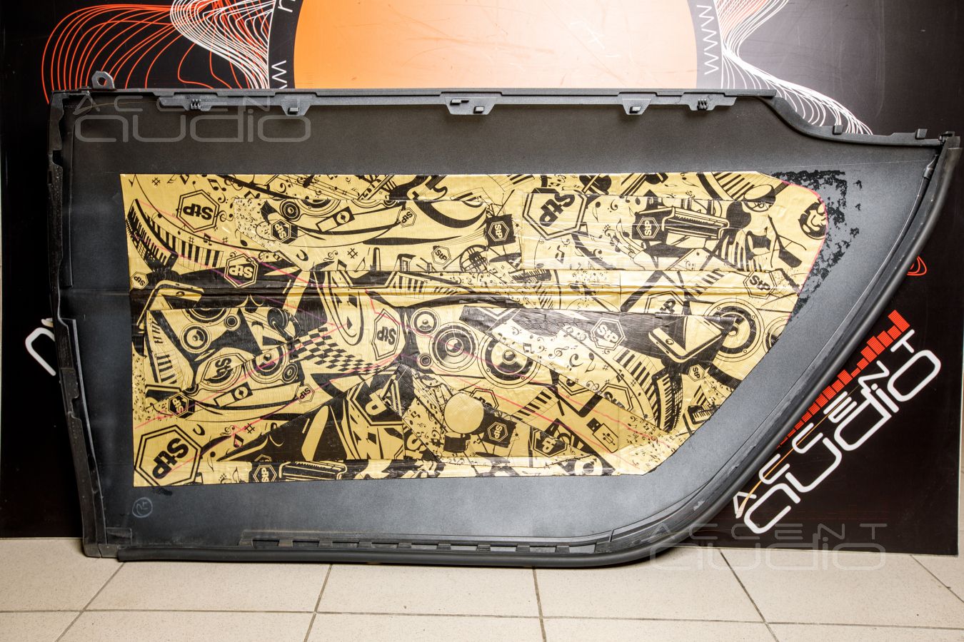 Аудиоподготовка дверей, которая начинается со снятия крыльев Smart Fortwo 