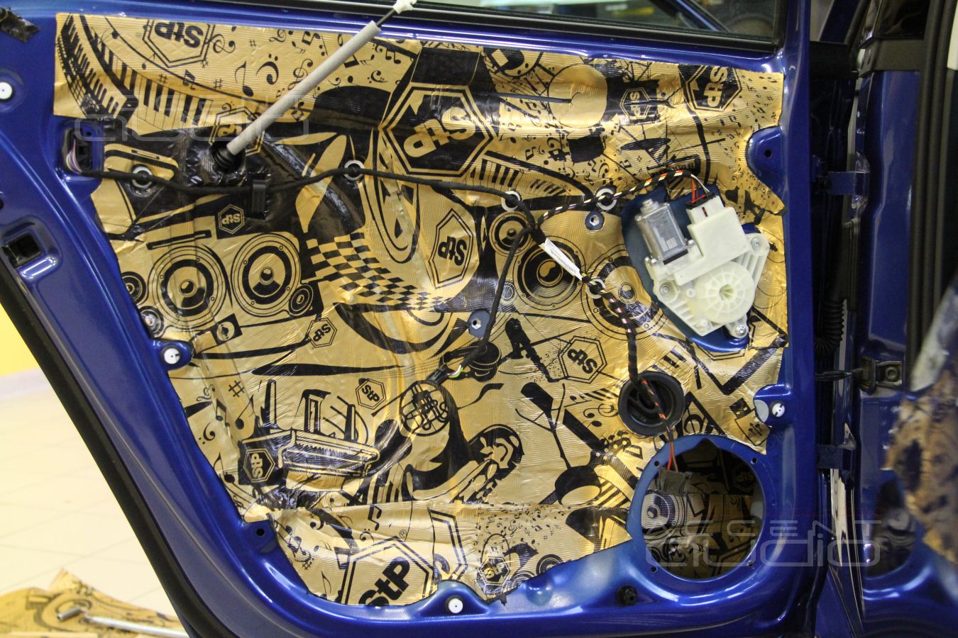 Установка акустики и шумоизоляция дверей Skoda Rapid