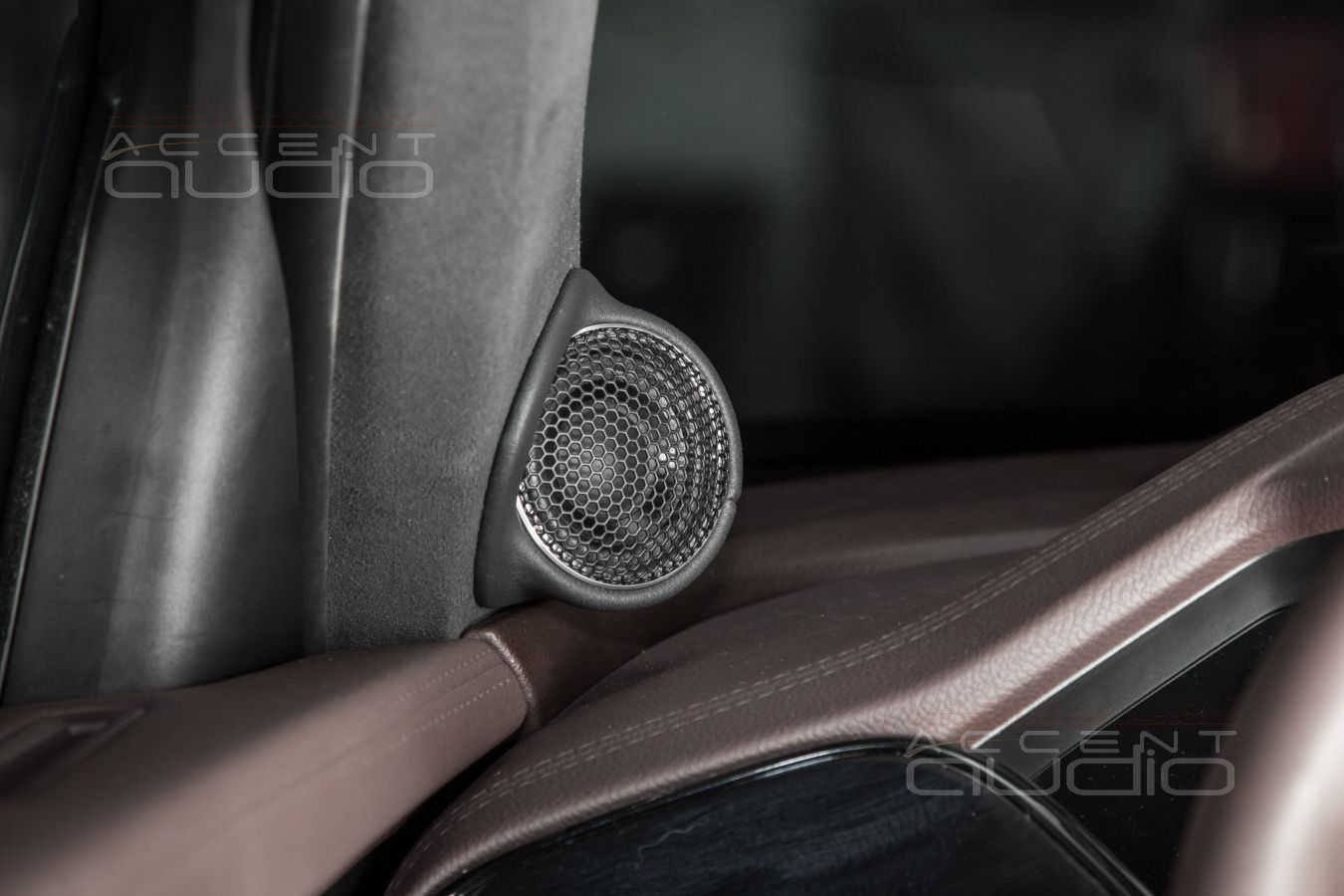 Оригинальный, скрытый и видимый монтаж широкополосных динамиков в Monjaro