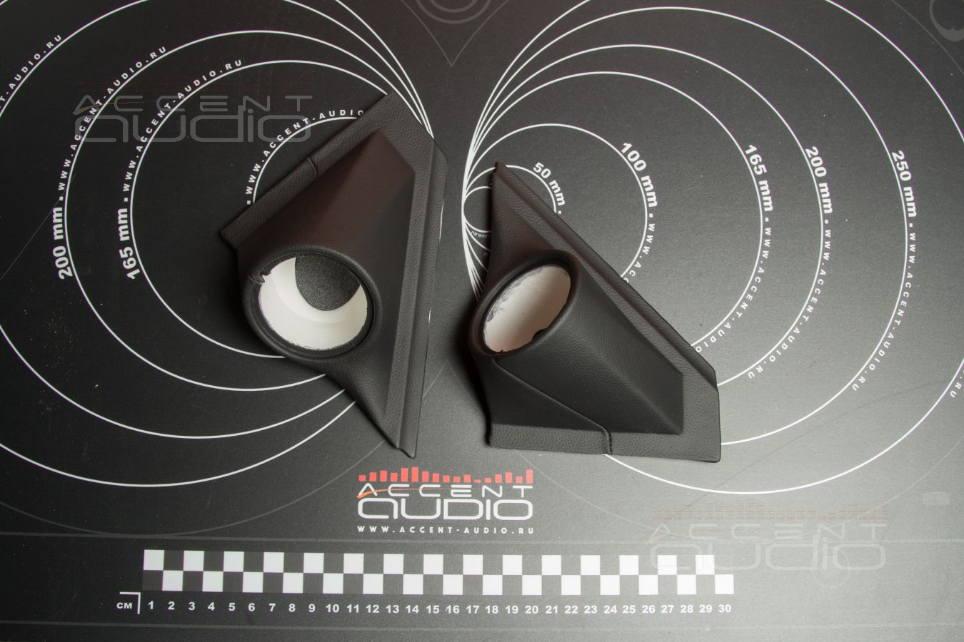 Подиумы под твитеры Brax в Rav4 – необходимое дополнение интерьера