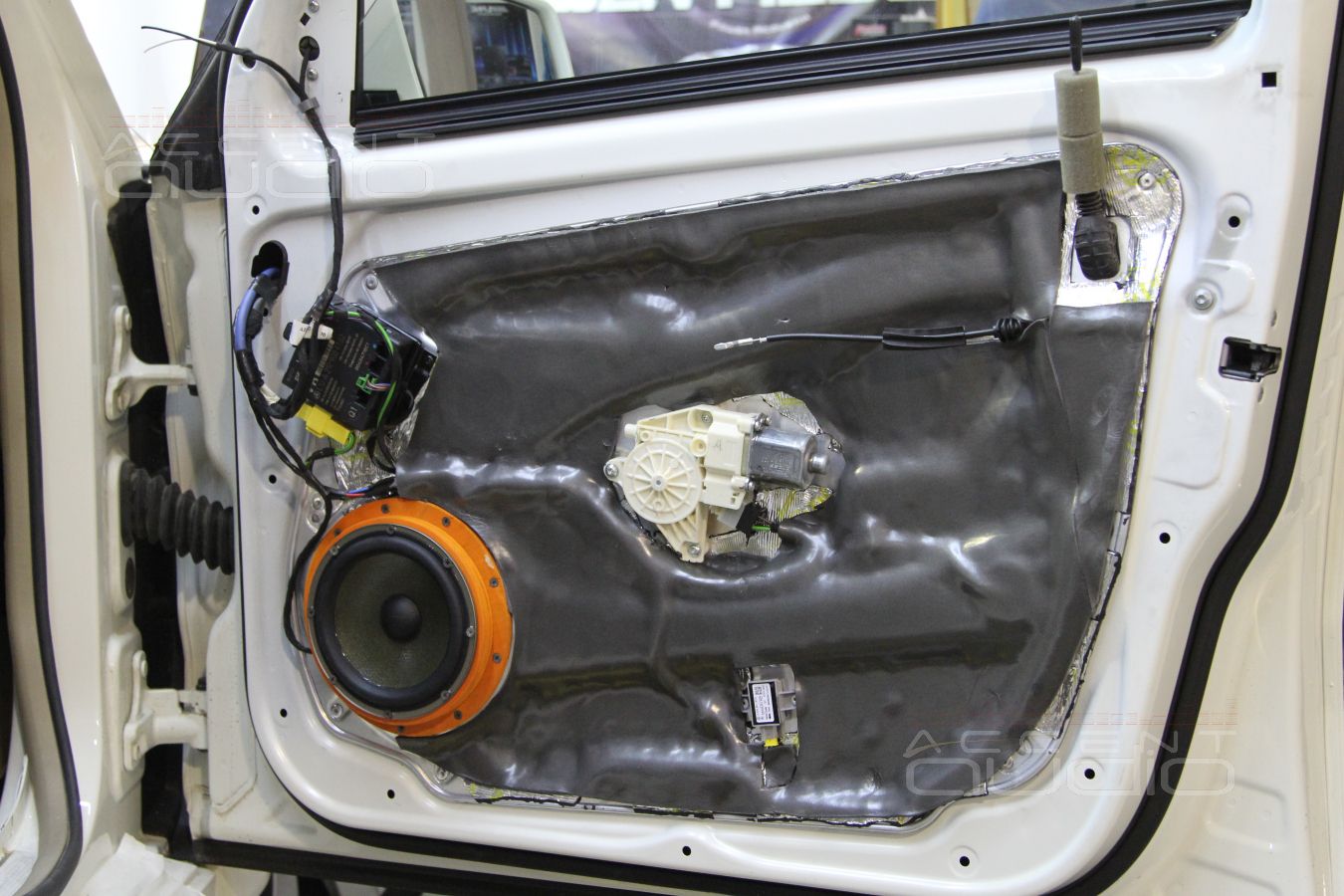 Установка мидбасов Eton и твитеров ScanSpeak в Mercedes GLK