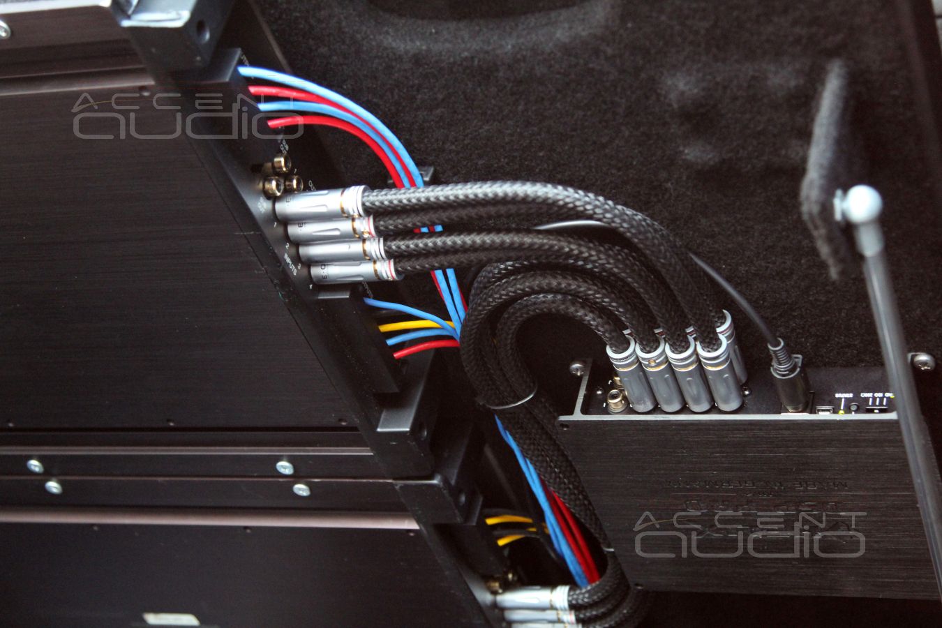 Главное – в полу: оригинальная установка усилителей McIntosh и процессора Helix