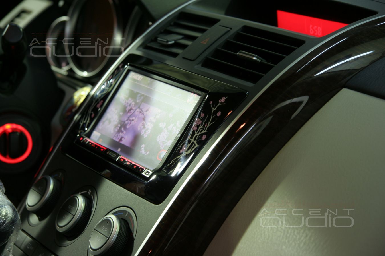 Добрый китайский дракон в японском оформлении: авторская инсталляция в Mazda CX9