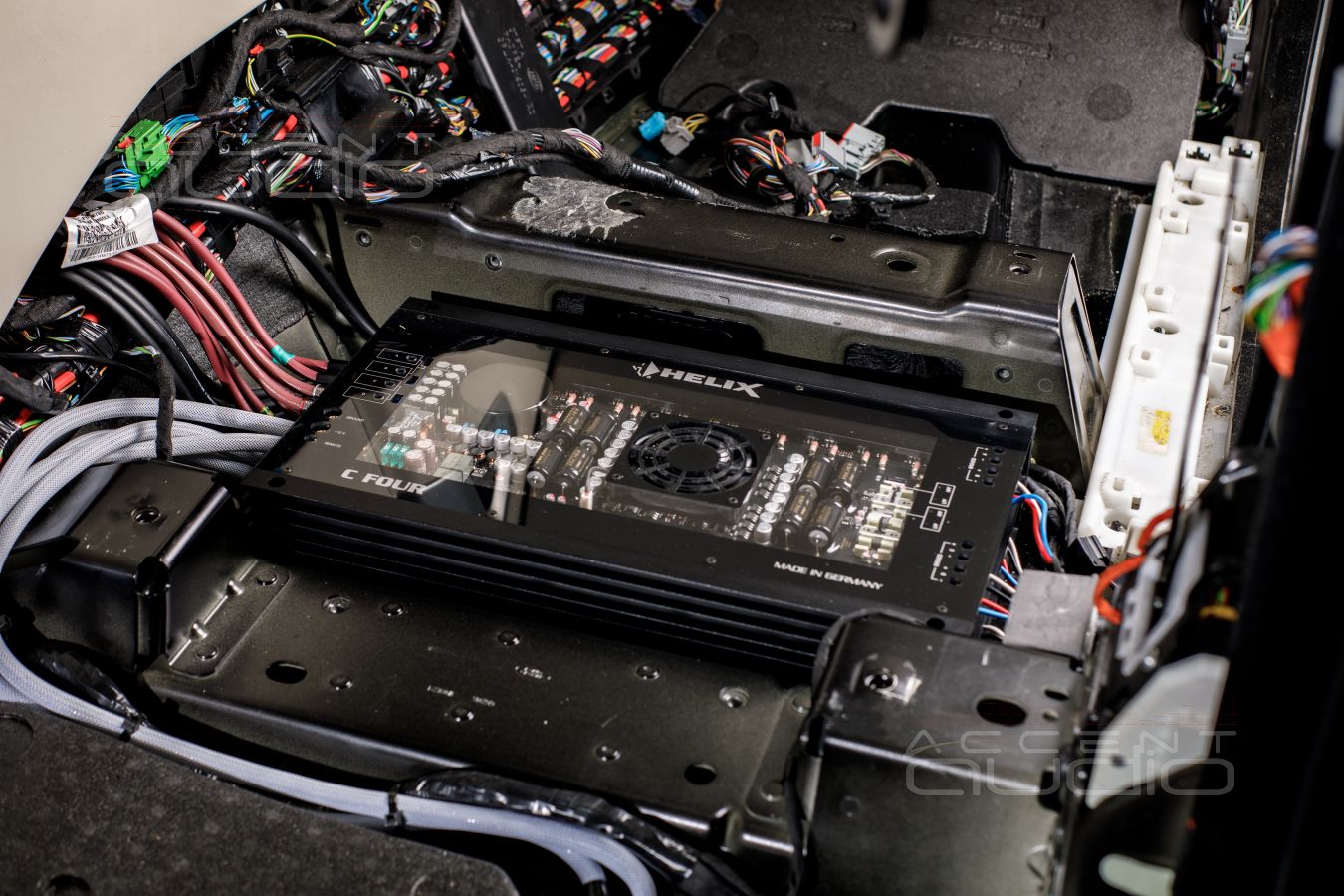 Установка усилителей Helix CFour в Range Rover Autobiography