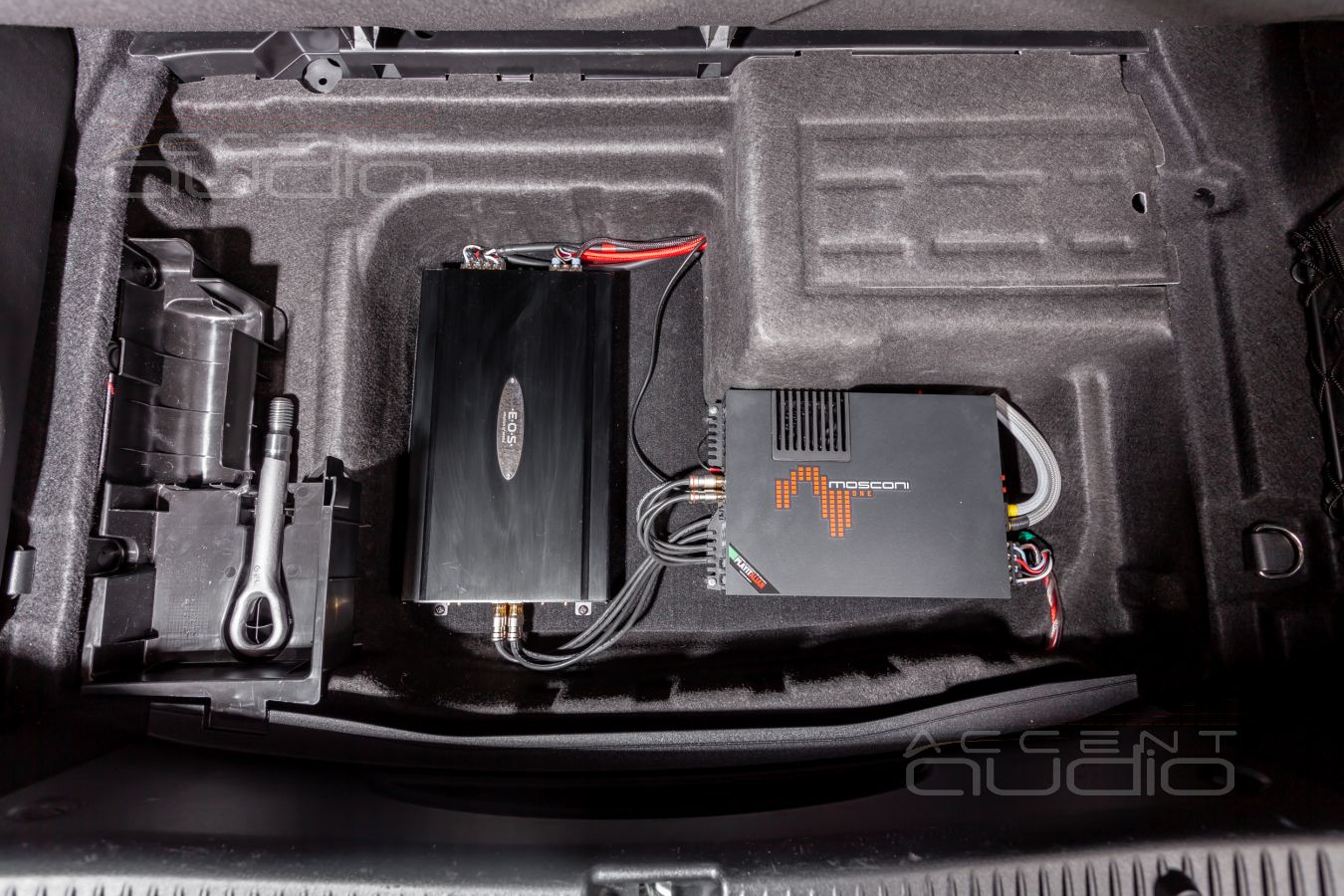 Установка усилителей E.O.S и Mosconi рядом с процессором Helix в Mercedes-Benz W205