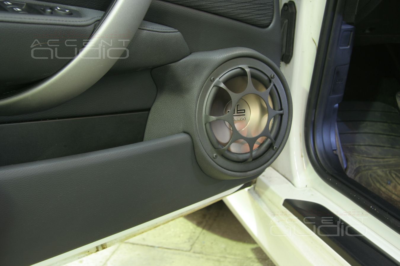 Мидбасы в двери BMW 118