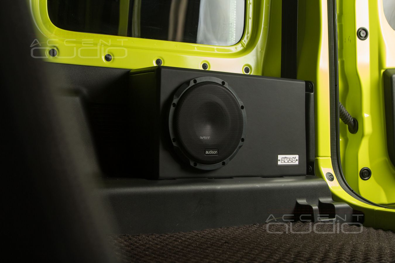 Сабвуфер Audison в маленьком Suzuki Jimny