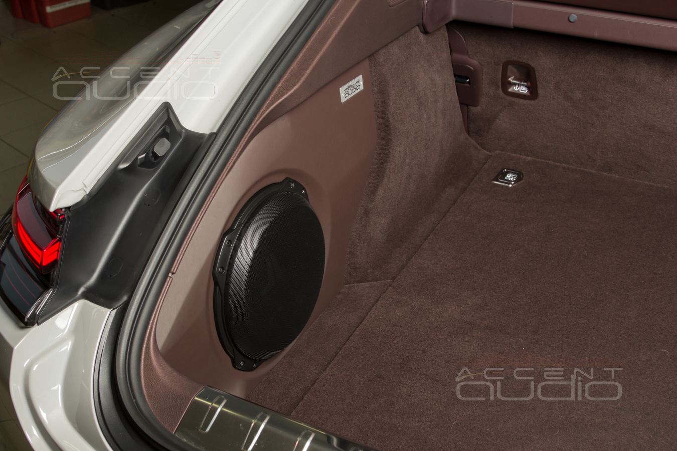 Стильный, адский, трясущий – сабвуфер-стелс JLAudio TW3 для Porsche Panamera