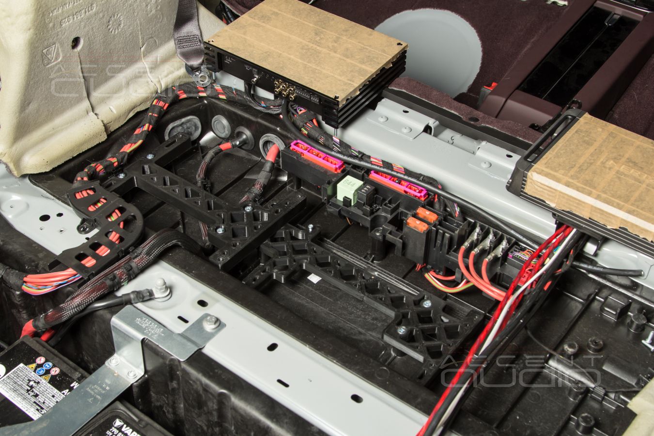 Самый технологичный и красивый монтаж усилителей Helix и Hertz в новый Porsche Panamera