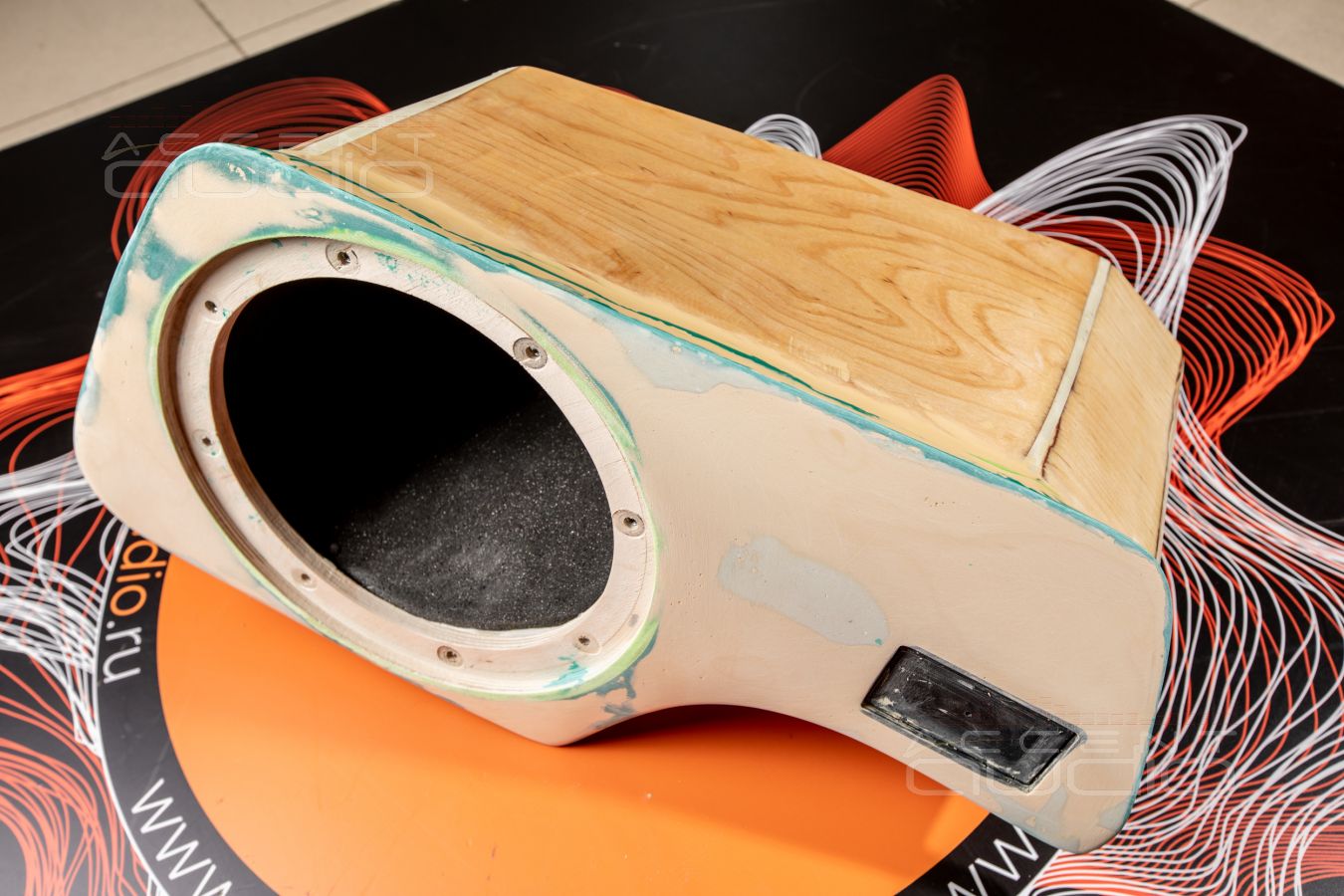 Сабвуфер-стелс для Porsche Cayenne: стильный немецкий бас