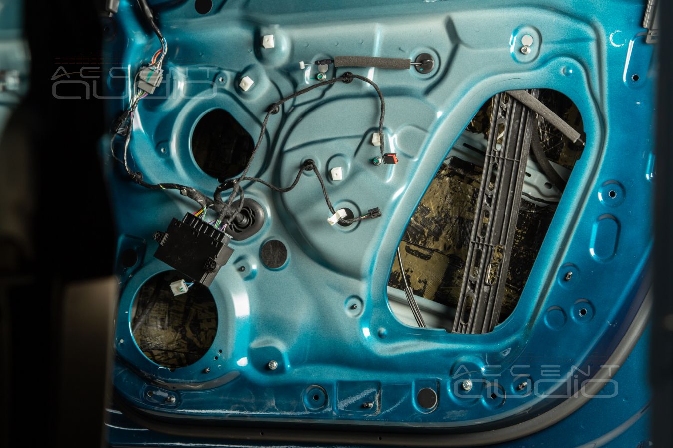 Шумоизоляция Geely Monjaro: аудиоподготовка дверей