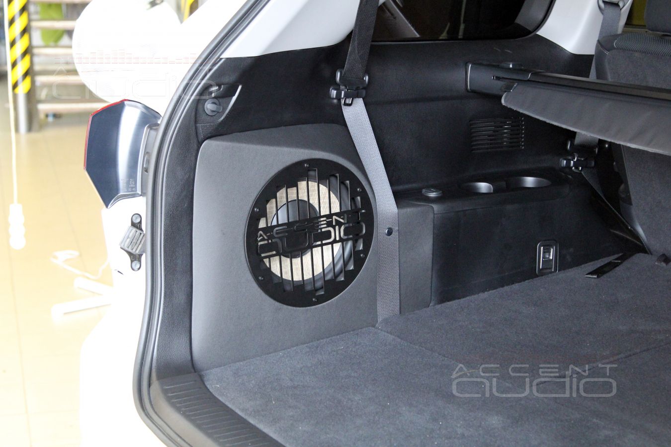 Встроенный сабвуфер-стелс