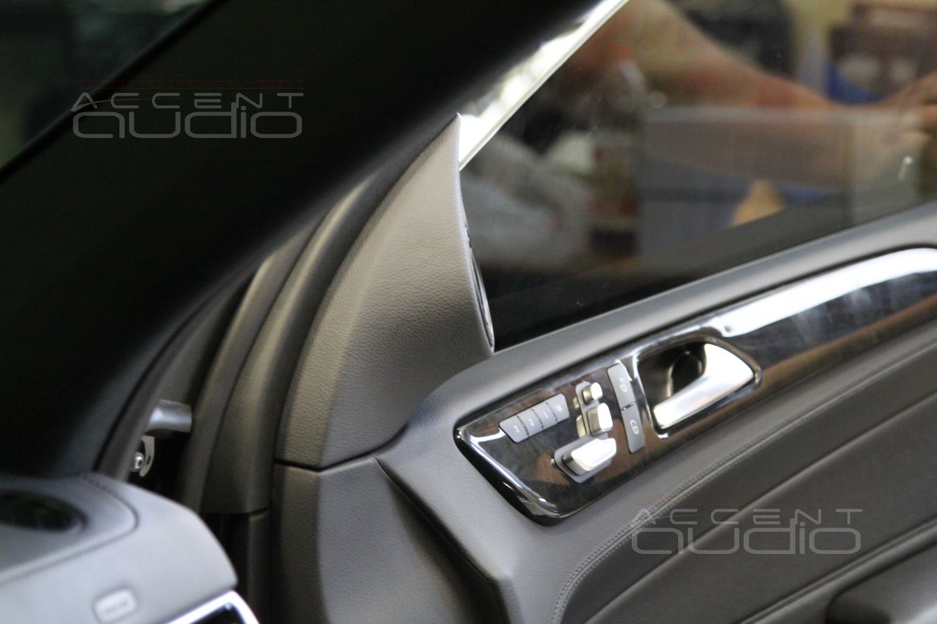 Широкополосный твитер или СЧ-ВЧ излучатель Ground Zero 60SQX в штатных местах Mercedes-Benz GLS